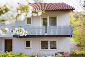 Exterior - Holiday Apartment 'Riesling' with Private Balcony, Shared Terrace (Iphofen)