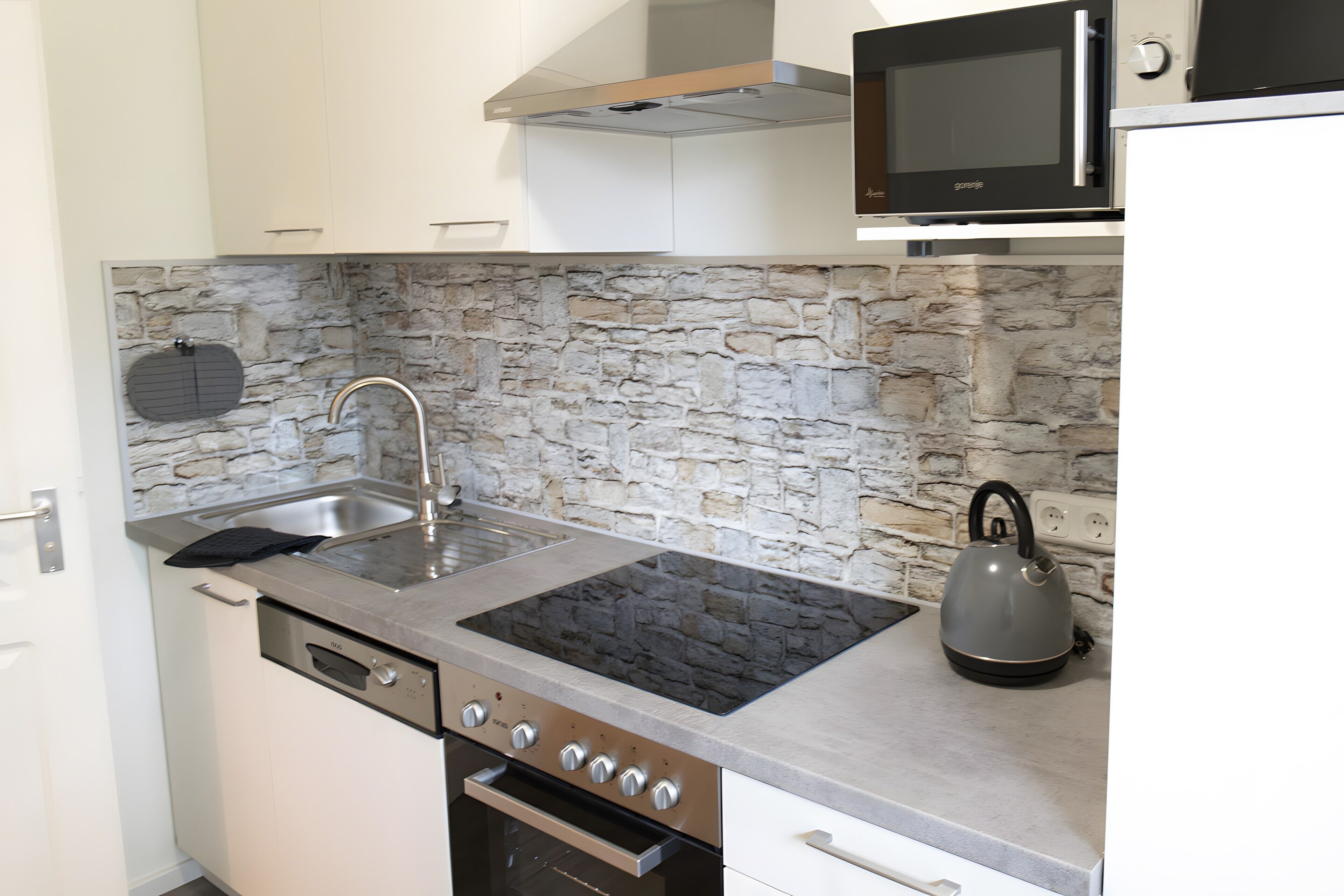 冷蔵庫、電子レンジ、オーブン、コンロ