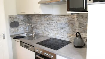 Frigorifero, microonde, forno, piano cottura