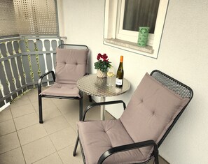 Outdoor dining - Holiday Apartment 'Riesling' with Private Balcony, Shared Terrace (Iphofen)