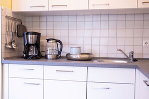 Kylskåp, mikrovågsugn, ugn och spishäll