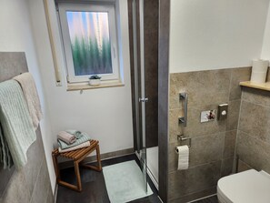 Dusche, Haartrockner, Handtücher