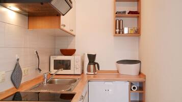 Fridge, oven, stovetop, coffee/tea maker