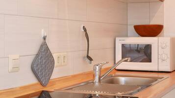 Kühlschrank, Ofen, Herdplatte, Wasserkocher mit Kaffee-/Teezubehör