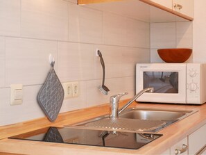 Fridge, oven, stovetop, coffee/tea maker - Apartment 'Ferienwohnung Ketterer' with Mountain View, Private Terrace and Wi-Fi (Breitnau)