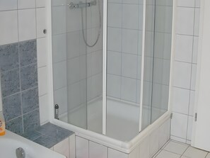 Suihku, hiustenkuivaaja, pyyhkeet
