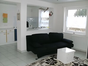 TV, lettore DVD, tavolo da ping pong, impianto stereo