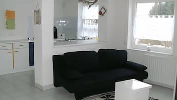 Fernseher, DVD-Player, Tischtennisplatte, Stereoanlage