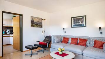 Fernseher, DVD-Player, Tischtennisplatte, Stereoanlage