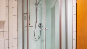 Een douche, een haardroger, handdoeken