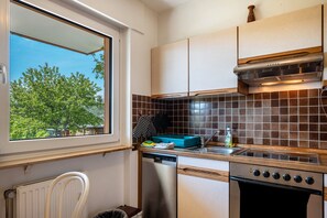 ثلاجة، ميكروويف، فرن، موقد طهي مسطح