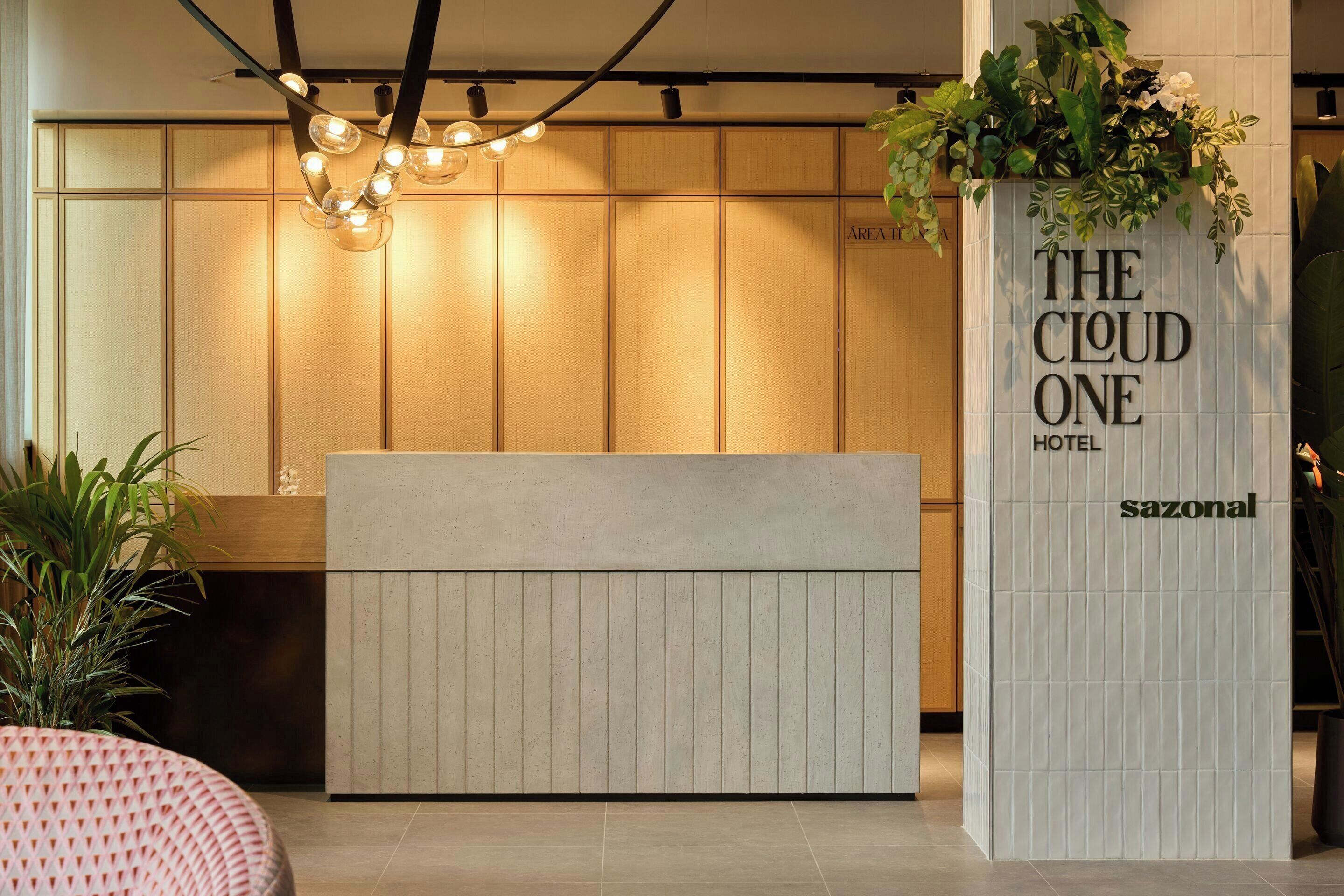 Ein Empfangsschalter mit einem Schild, auf dem 'The Cloud One Hotel' und 'sazonal' stehen.