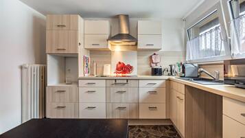 Fridge, stovetop, coffee/tea maker, electric kettle