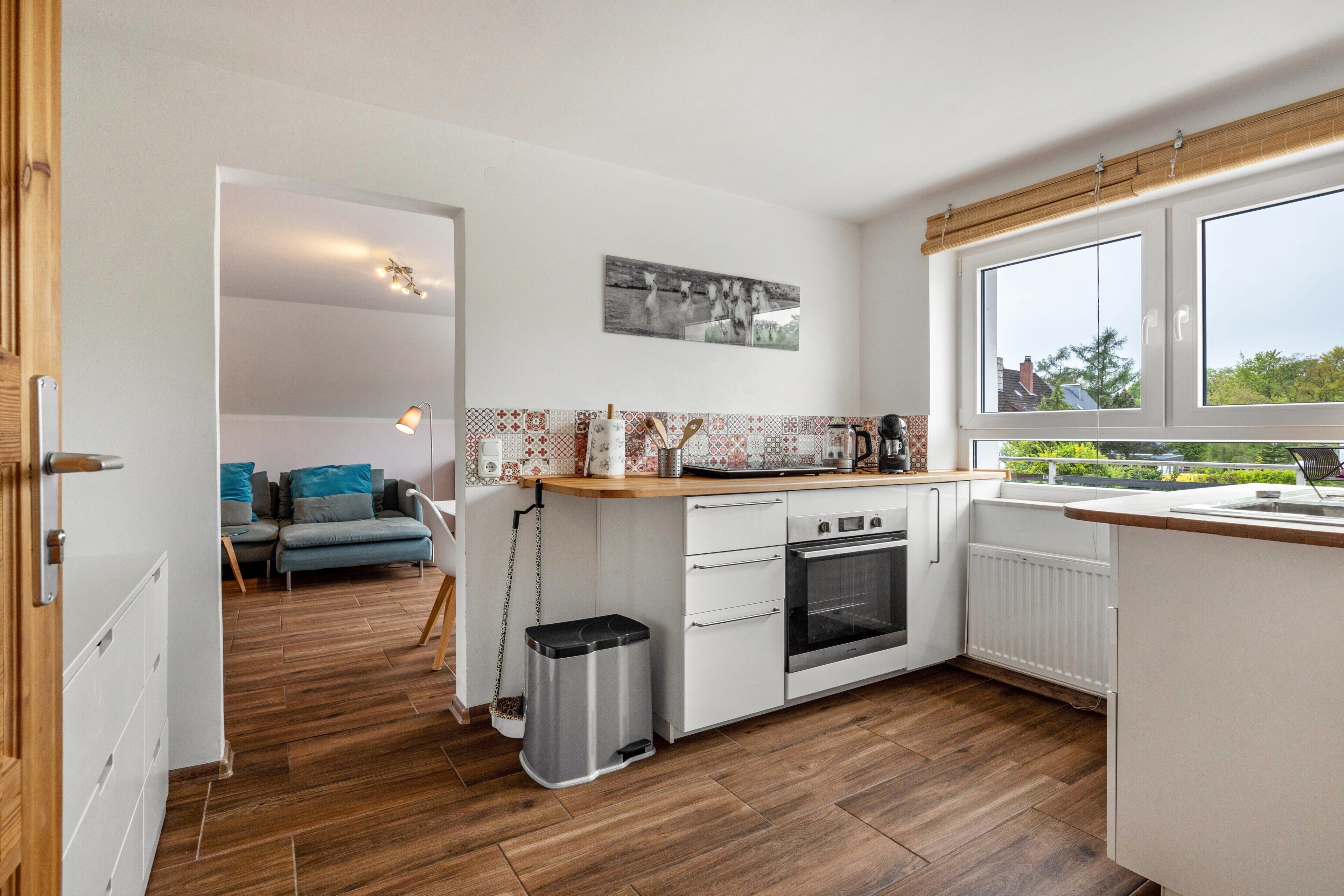 Kühlschrank, Ofen, Herdplatte, Wasserkocher mit Kaffee-/Teezubehör