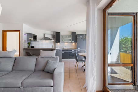 TV. Apartment 'Seeside' with Lake View, Balcony and Wi-Fi