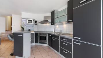 Kühlschrank, Mikrowelle, Ofen, Herdplatte