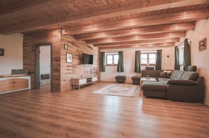 TV, fireplace - Holiday Home 'Kaiser' with Mountain View, Private Terrace and Wi-Fi (Aßling)