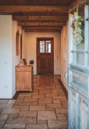 Interior - Holiday Home 'Kaiser' with Mountain View, Private Terrace and Wi-Fi (Aßling)