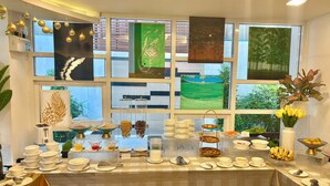 Een ontbijtbuffet met diverse etenswaren en decoratieve details.