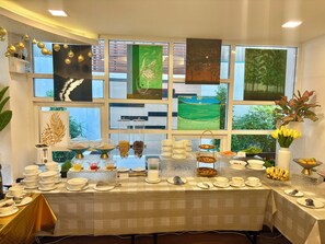 Desayuno continental diario (THB 299 por persona)