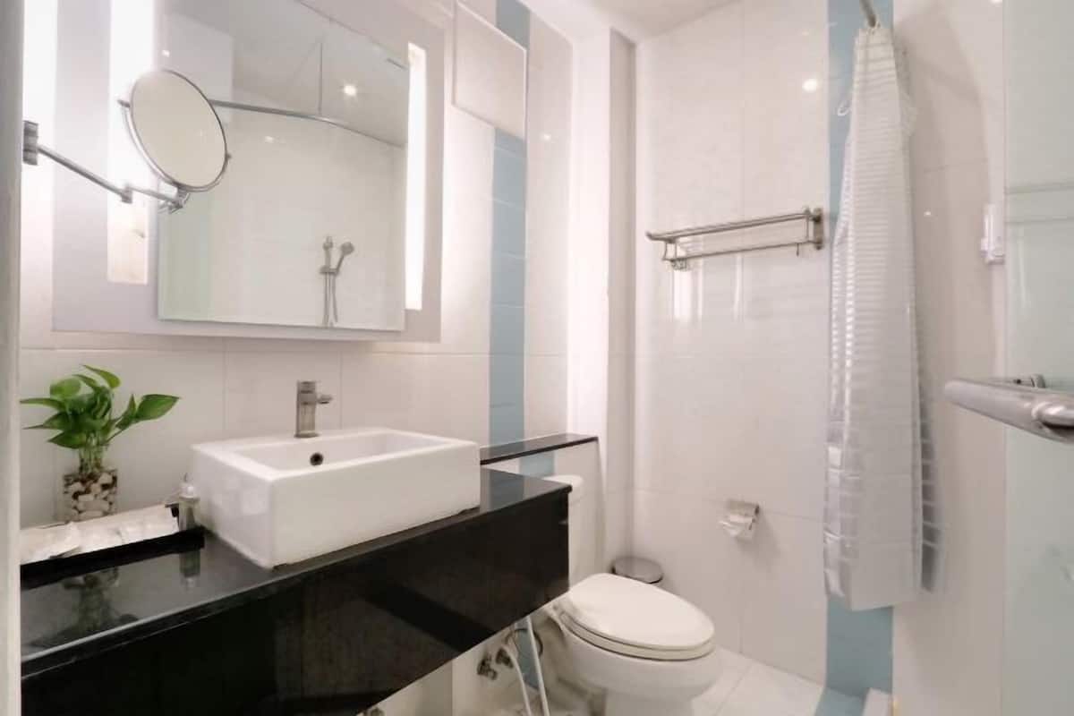 Douche, articles de toilette gratuits, sèche-cheveux, peignoirs