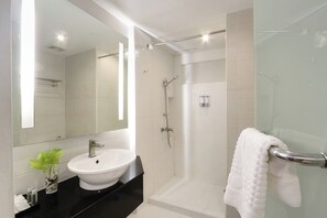 Chambre Deluxe avec lits jumeaux | Salle de bain