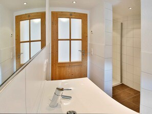 Dusch, hårtork och handdukar