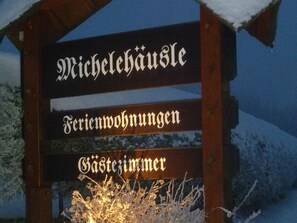 Ein Schild mit dem Text 'Michelehausle Ferienwohnungen Gästezimmer', das eine Unterkunft kennzeichnet.