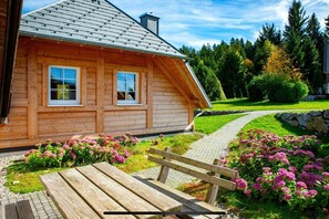 Outdoor dining - Apartment 'Stubbekammer' with Mountain View, Shared Garden and Wi-Fi (Sankt Märgen)