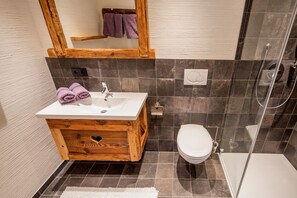 Shower, hair dryer, towels - Apartment 'Hüttenstüble' with Mountain View, Shared Garden and Wi-Fi (Sankt Märgen)