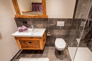 Dusj, hårføner og håndklær