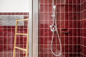 Douche, sèche-cheveux, serviettes fournies