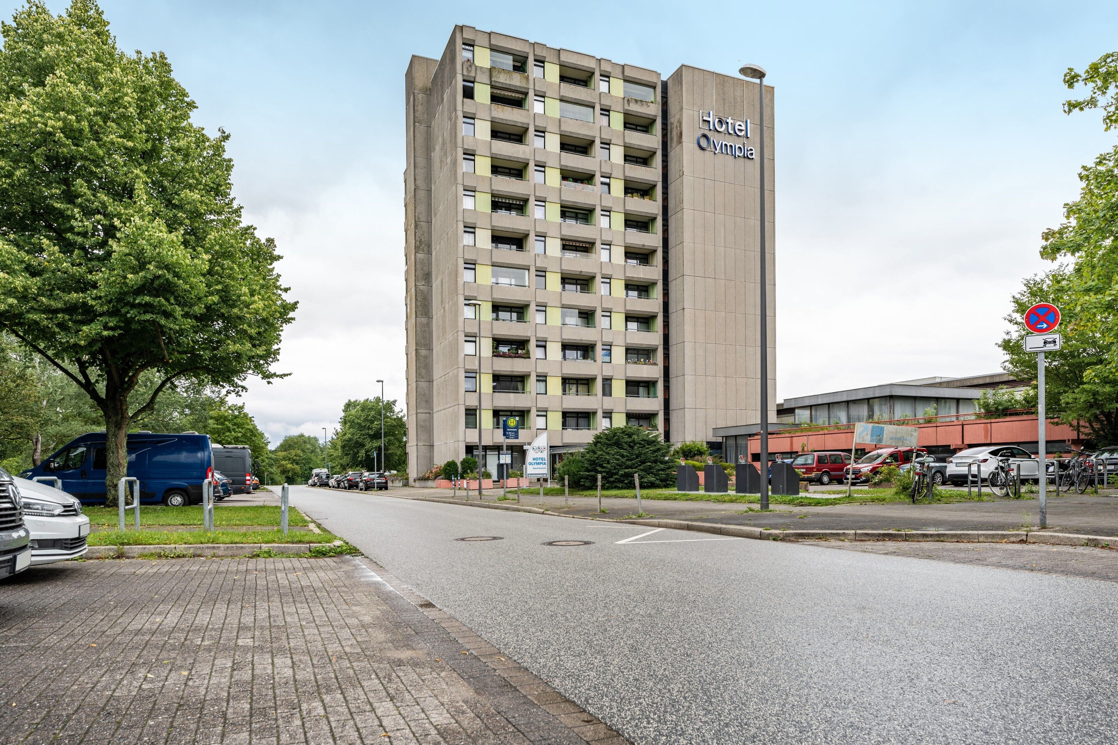 Ein hohes Hotelgebäude mit der Aufschrift 'Hotel Olympia'.