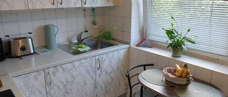 冷蔵庫、電子レンジ、オーブン、コンロ