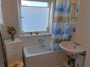 Dusj, hårføner og håndklær
