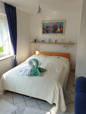 1 habitación, tabla de planchar con plancha, wifi gratis y ropa de cama