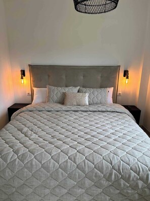 3 habitaciones, tabla de planchar con plancha, wifi y ropa de cama 
