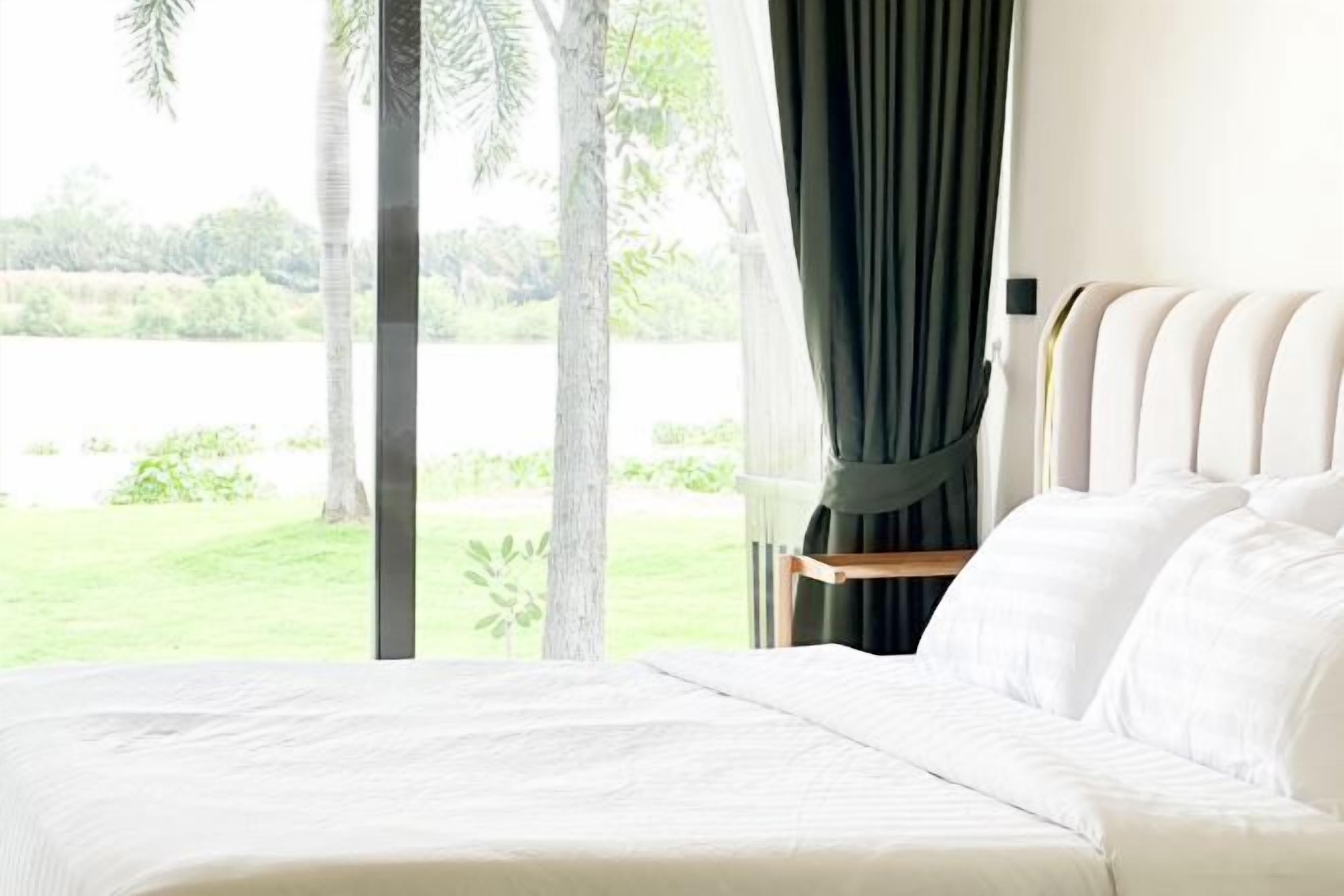 Skrivebord, blendingsgardiner, wi-fi (inkludert) og sengetøy