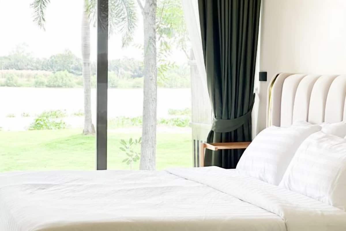 Desk, blackout curtains, free WiFi, bed sheets