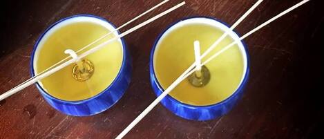 Zwei blaue Kerzenständer mit weißen Stäbchen auf einer Holzoberfläche.