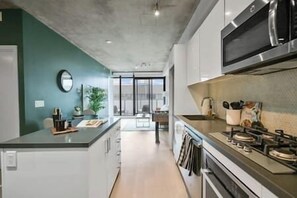 Fridge, microwave, oven, stovetop - King Bed | Foosball | AC | Gym | Central Downtown (Calgary)
