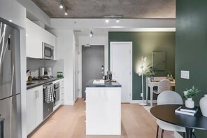 Geladeira, micro-ondas, fogão, cooktop