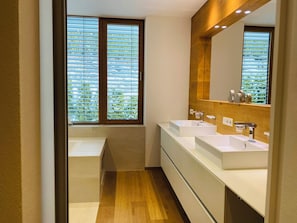 Shower, hair dryer, towels, toilet paper - Alpenloft, exclusive vacation apartment on 160m² with pool and sauna (Forstau)