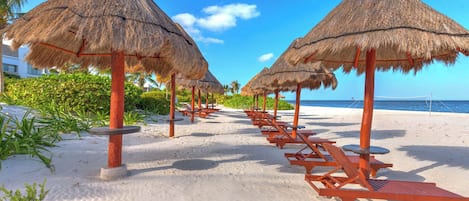 Sur la plage, chaise longue, serviettes de plage