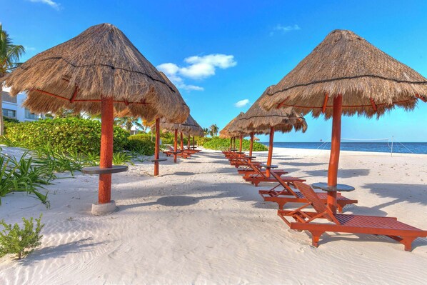 En la playa, camastros y toallas de playa 