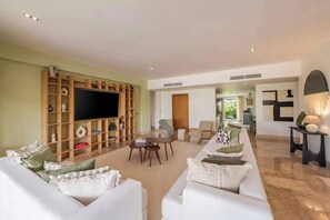 Smart-TV, Tischfußball, Bücher