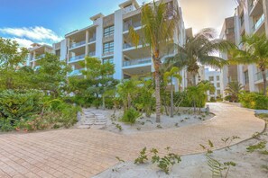 Exterior - Gated Beachside Retreat, Pools, Gym & Kids Fun (Cancún)