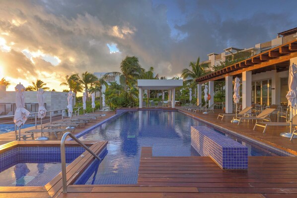 Una piscina al aire libre