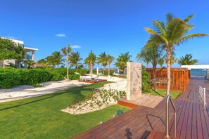 Property grounds - Gated Beachside Retreat, Pools, Gym & Kids Fun (Cancún)