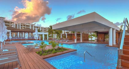 Beachside Haven | Pools, Gym, BBQ & Sport Courts